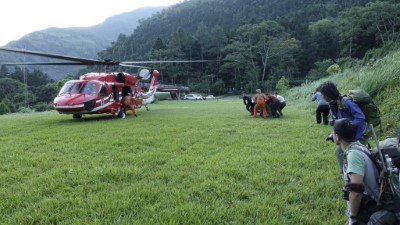 20190430 小熊於特生上直升機2(林務局提供)